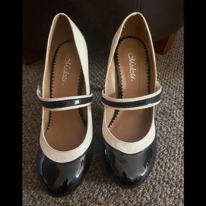 Modesta Size 8 women’s vintage inspired heels